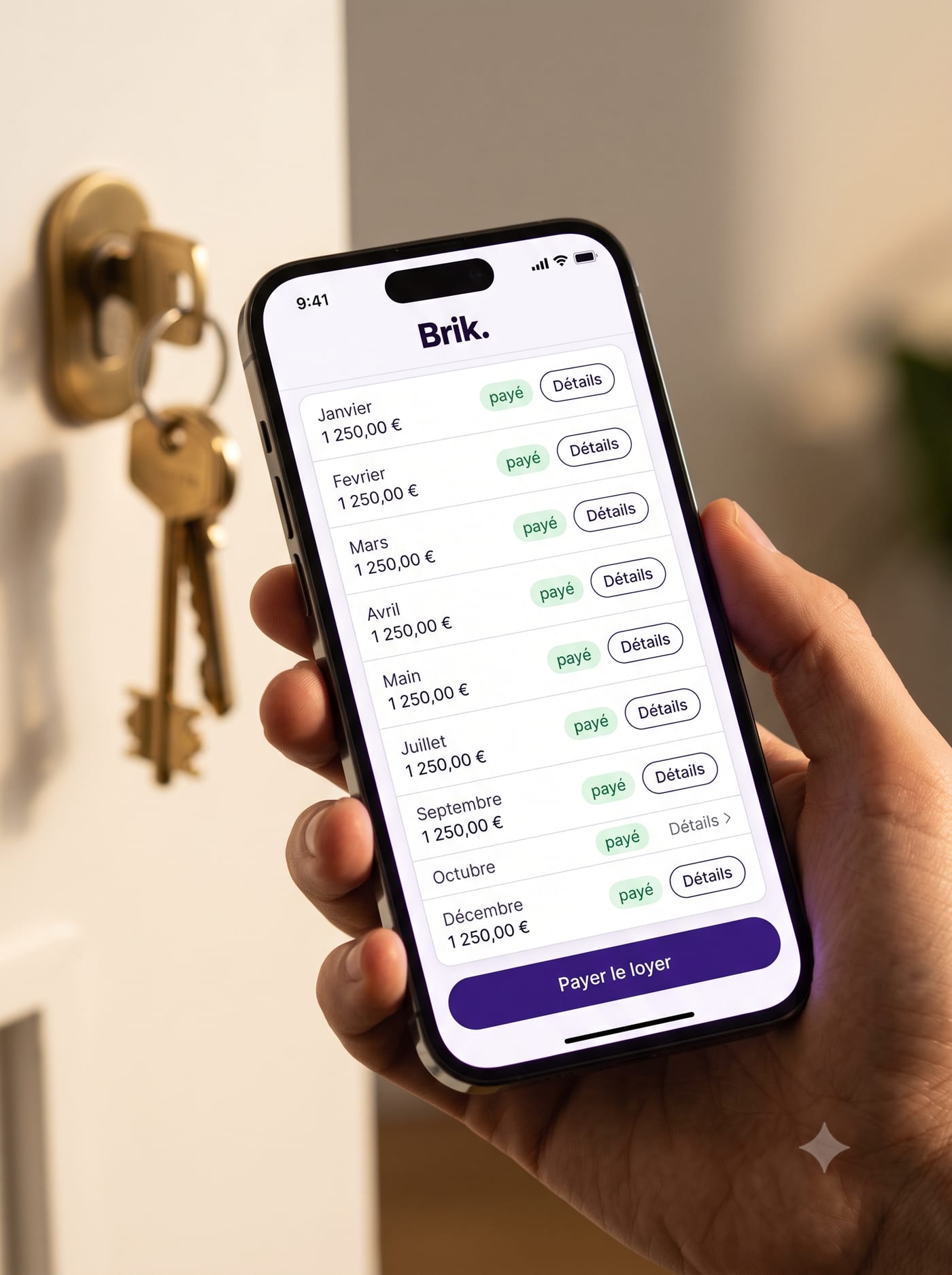 Suivi des loyers payés sur mobile, clés d'appartement en arrière-plan