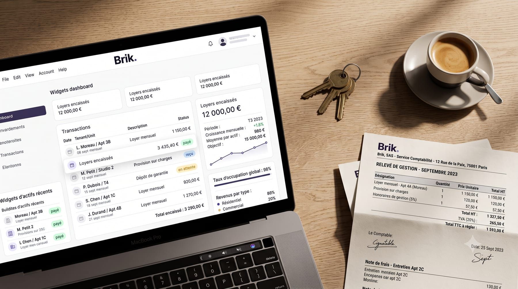 Bureau d'un propriétaire bailleur organisé avec Brik : ordinateur, documents locatifs et clés