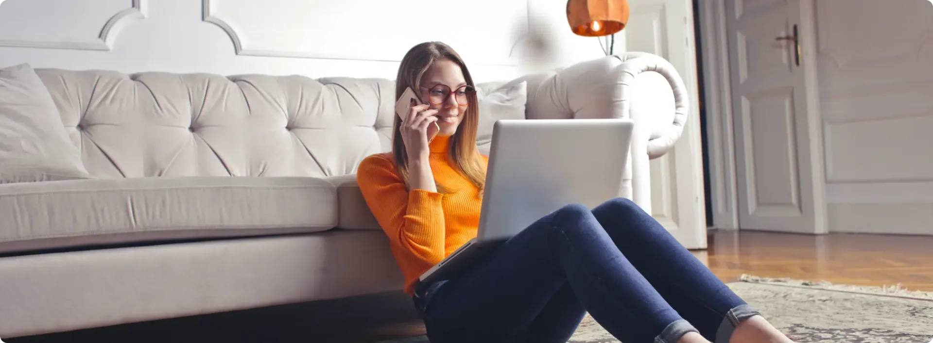 Femme utilisant un ordinateur portable pour générer une quittance de loyer
